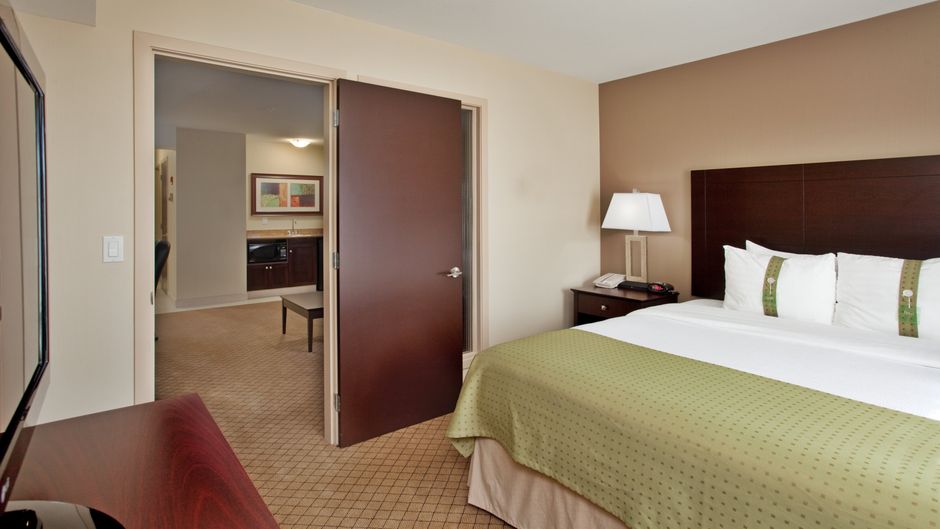 Holiday Inn Hotel & Suites Kamloops Suite