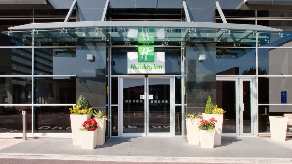 Holiday Inn Stevenage Exterior