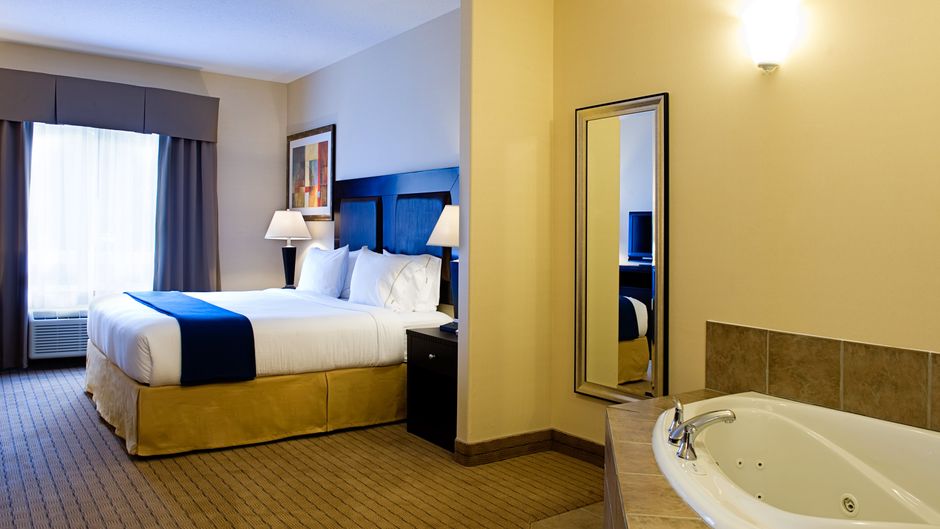 Holiday Inn Express/Suites Regina-South Suite