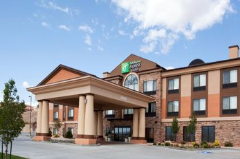 Holiday Inn Express Hotel & Suites