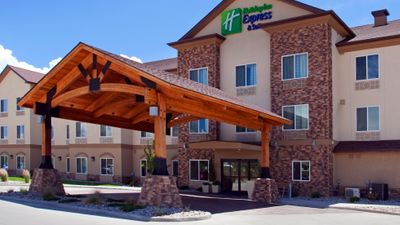 Holiday Inn Express Hotel & Suites