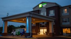 Holiday Inn Express Hotel & Suites