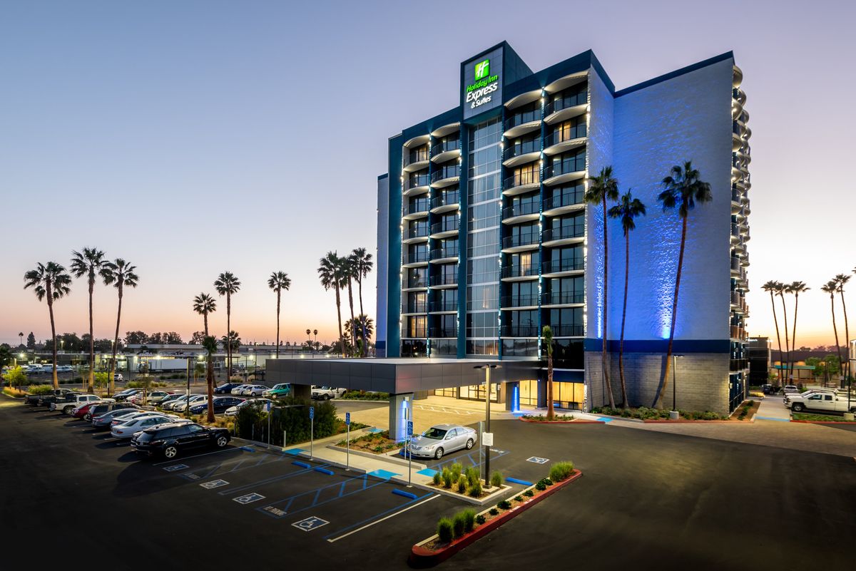 Holiday Inn Express Newport Guest Room & Suite Options