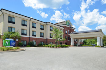 Holiday Inn Express and Suites Fairmont