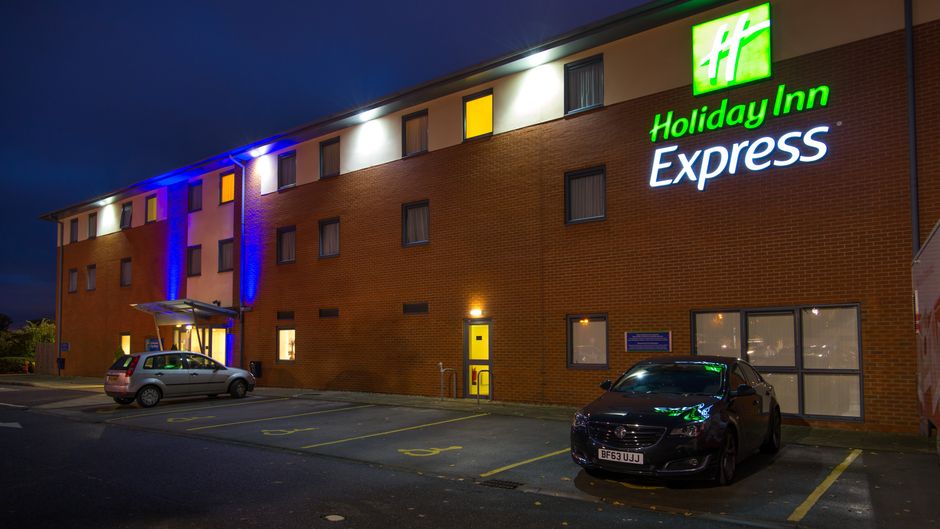 Holiday Inn Express Bedford Exterior