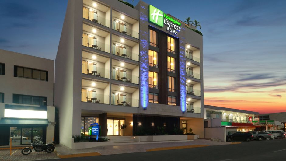 Holiday Inn Express & Suites Exterior
