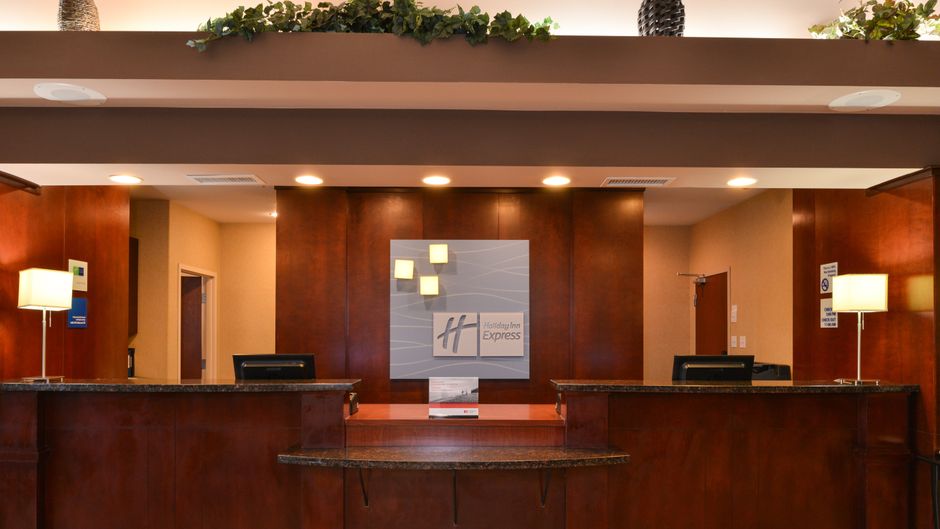 Holiday Inn Express & Sts Edmonton North Lobby