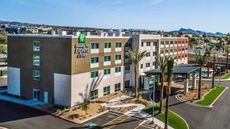 Holiday Inn Express & Suites Lake Havasu