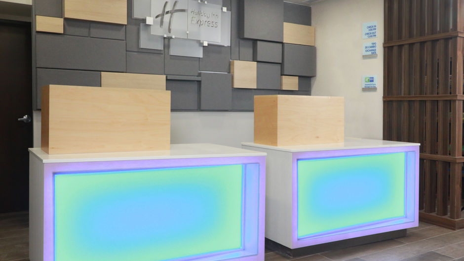 Holiday Inn Express & Suites Lobby