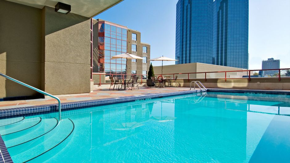 Holiday Inn Express Vancouver Metrotown Pool