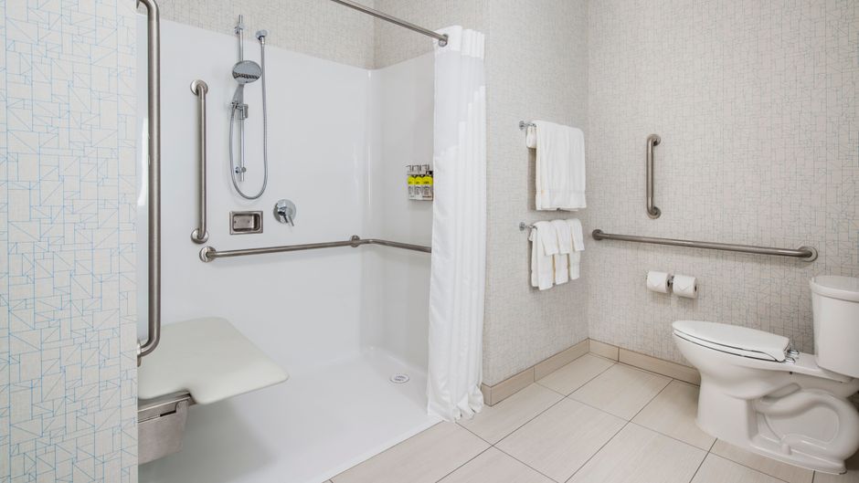 Holiday Inn Express & Stes Kelowna East Room