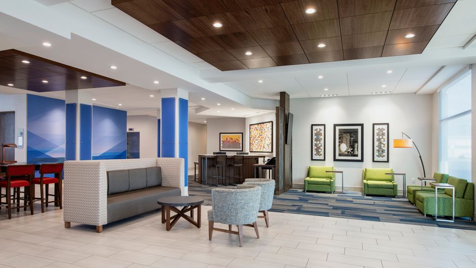 Holiday Inn Express & Stes Kelowna East Lobby