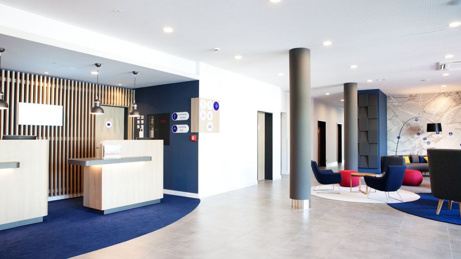 Holiday Inn Express Frankfurt Airport Lobby