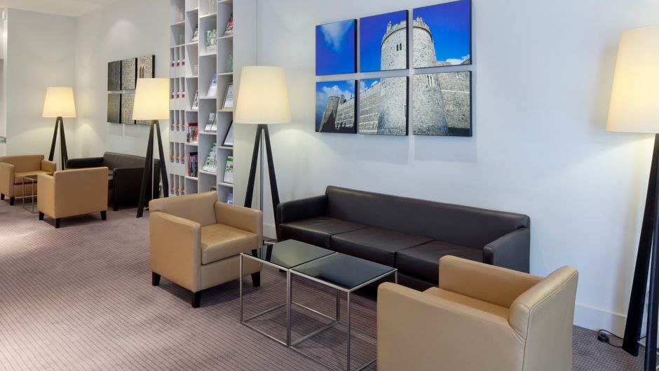 Holiday Inn Windsor Lobby