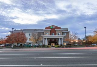 Holiday Inn Express Hotel & Suites
