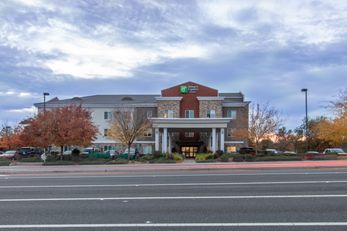 Holiday Inn Express Hotel & Suites