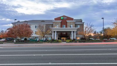 Holiday Inn Express Hotel & Suites