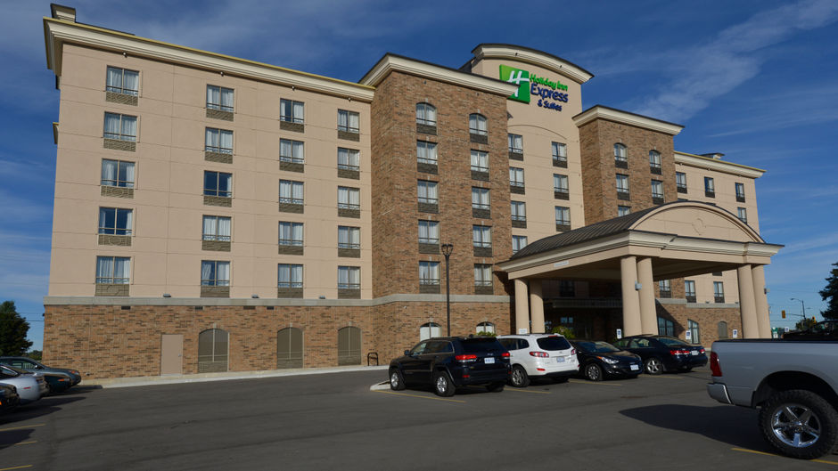 Holiday Inn Express & Stes Waterloo Exterior