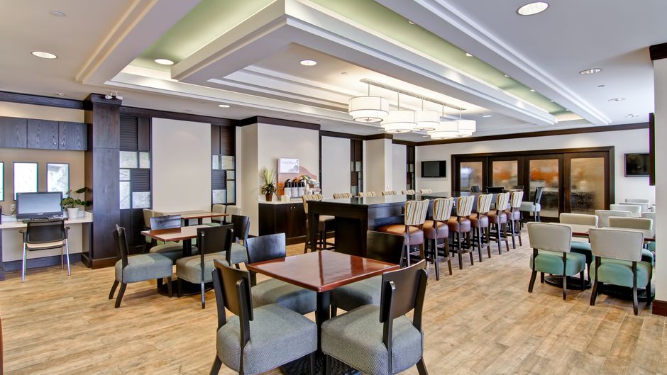 Holiday Inn Express & Stes Waterloo Lobby