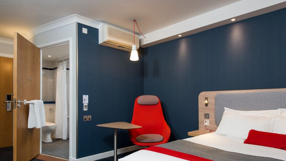 Holiday Inn Express London-Luton Airport Room
