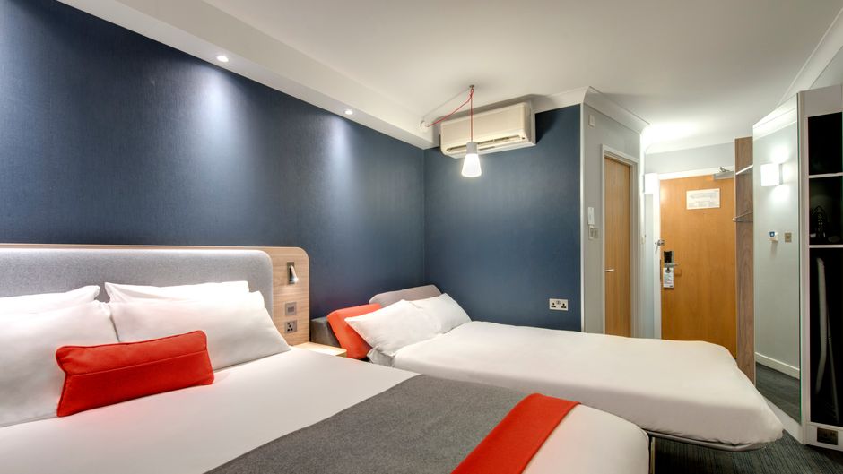 Holiday Inn Express London-Luton Airport Room