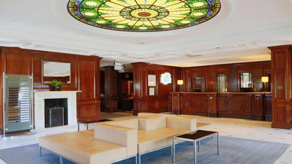 Holiday Inn Guildford Lobby