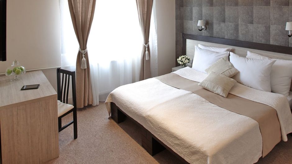 Vozarev Room