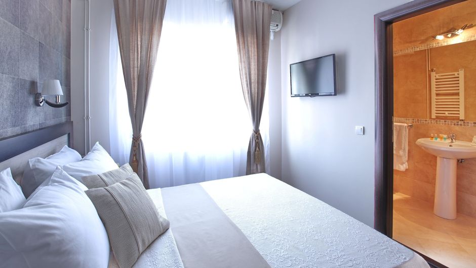 Vozarev Room