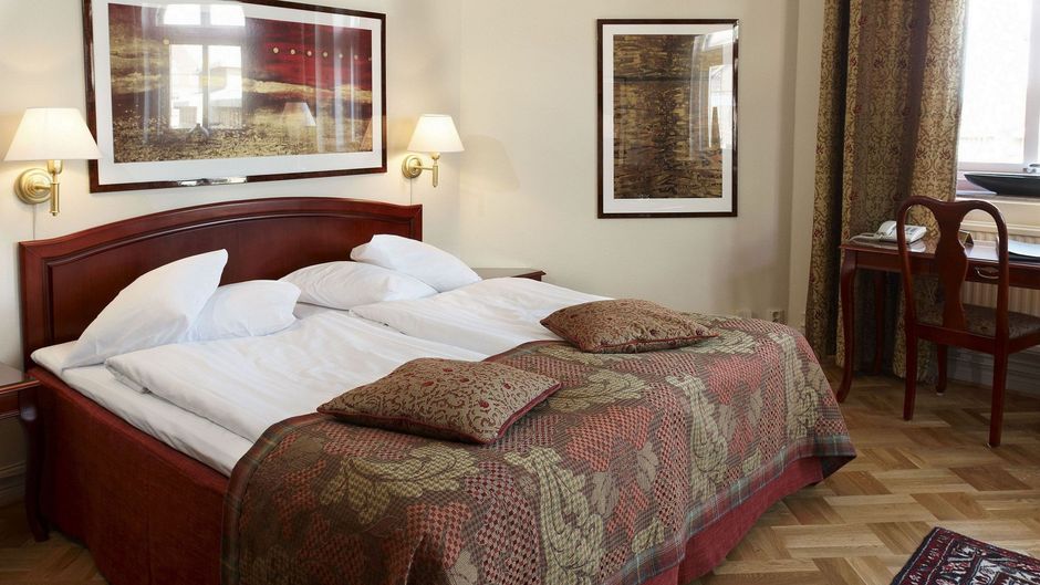 Royal Hotel Room