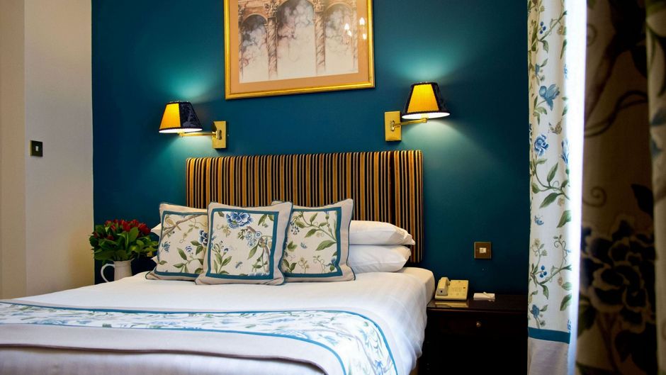 London Lodge Hotel Room