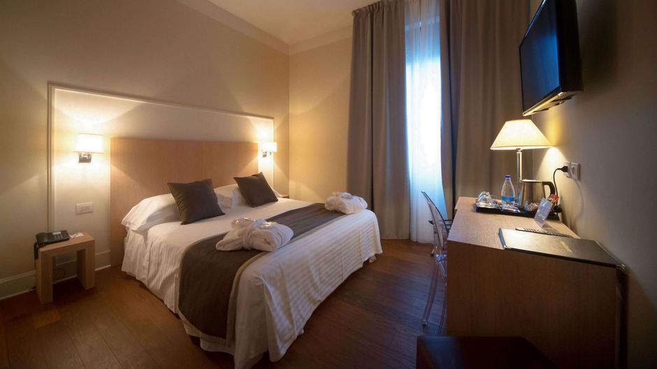 De la Ville Hotel Room