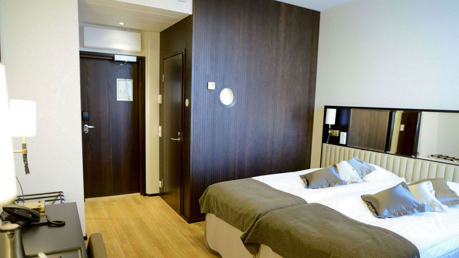 Hotel Red and Green Room