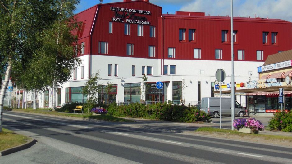 Hotel Red and Green Exterior