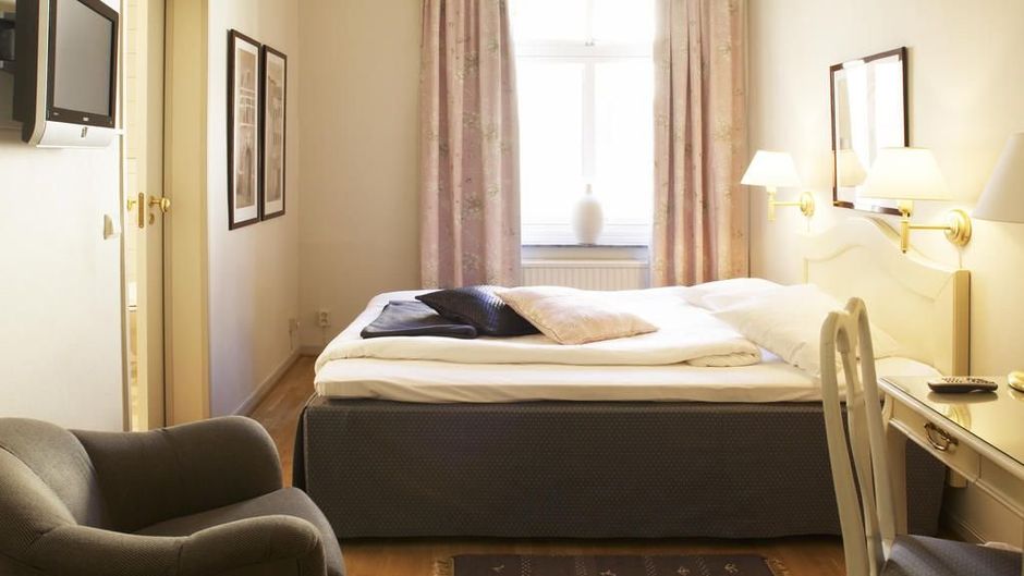 Royal Hotel Room