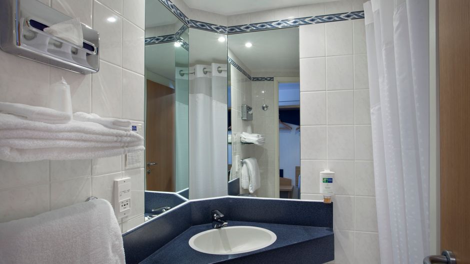 Holiday Inn Express Geneva Airport Room