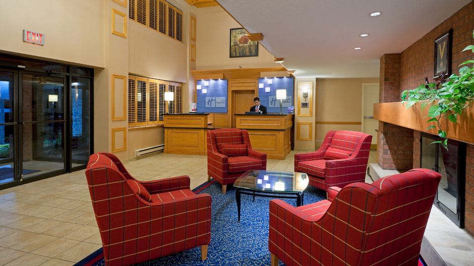 Holiday Inn Express Toronto East Lobby