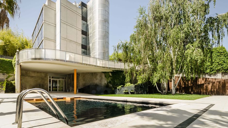 Ikonik Angli Pool