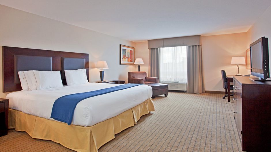 Holiday Inn Express & Stes Swift Current Room