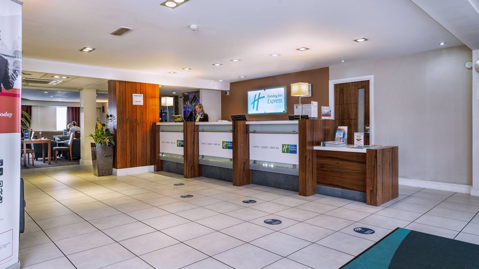 Holiday Inn Express Gatwick Lobby