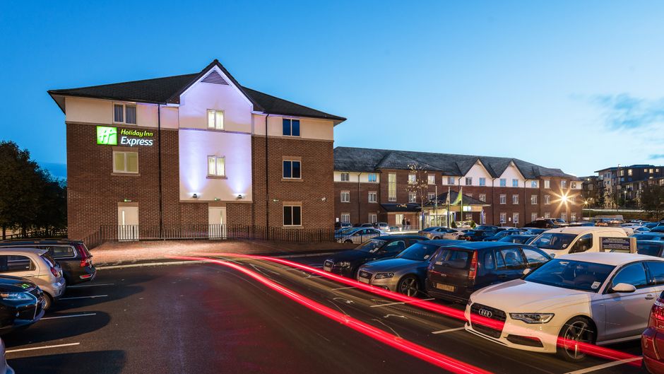 Holiday Inn Express Gatwick Exterior