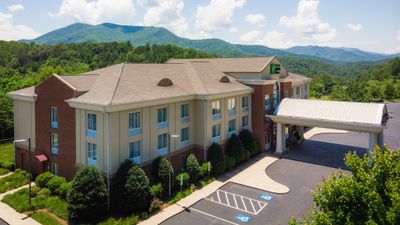 Holiday Inn Express Hotel & Suites