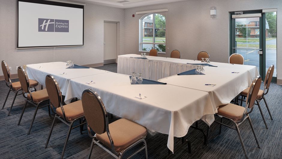 Holiday Inn Express & Suites Belleville Meeting