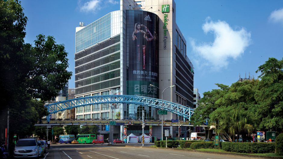 Holiday Inn Express Taichung Park Exterior