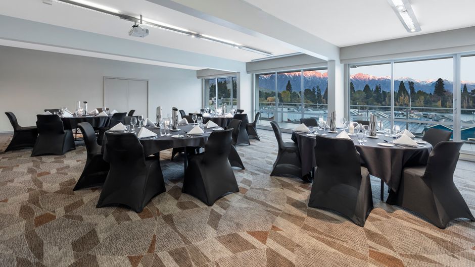 Crowne Plaza Queenstown Meeting