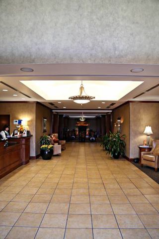 Holiday Inn Express Hotel & Suites