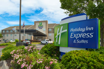 Holiday Inn Express & Stes 120th & Maple