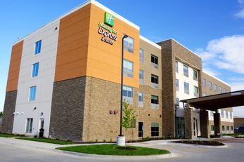 Holiday Inn Express & Stes Millard Area