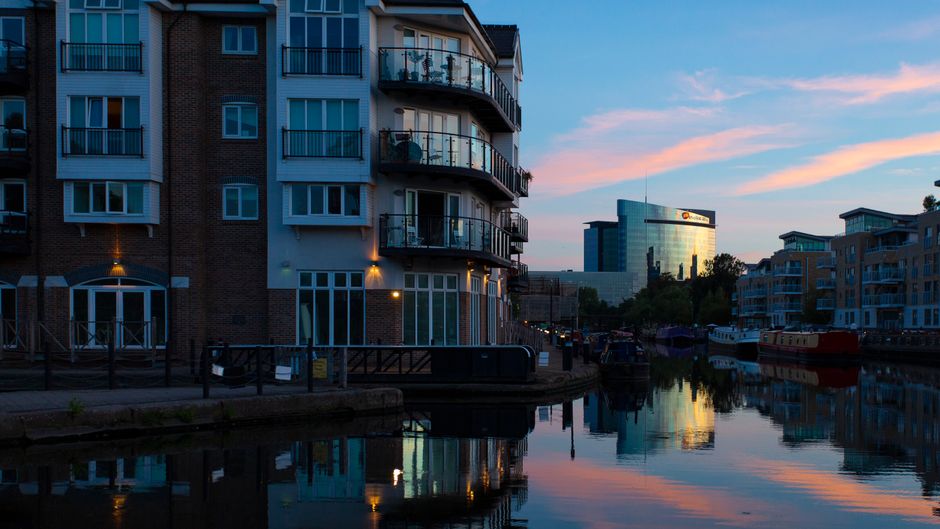 Holiday Inn Brentford Lock Exterior