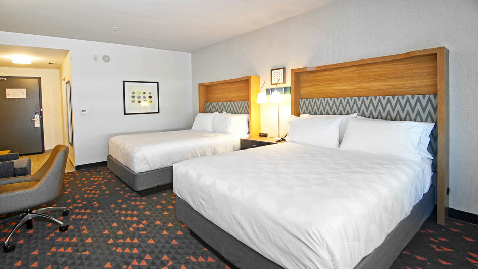 Holiday Inn & Stes Calgary Airport North Room