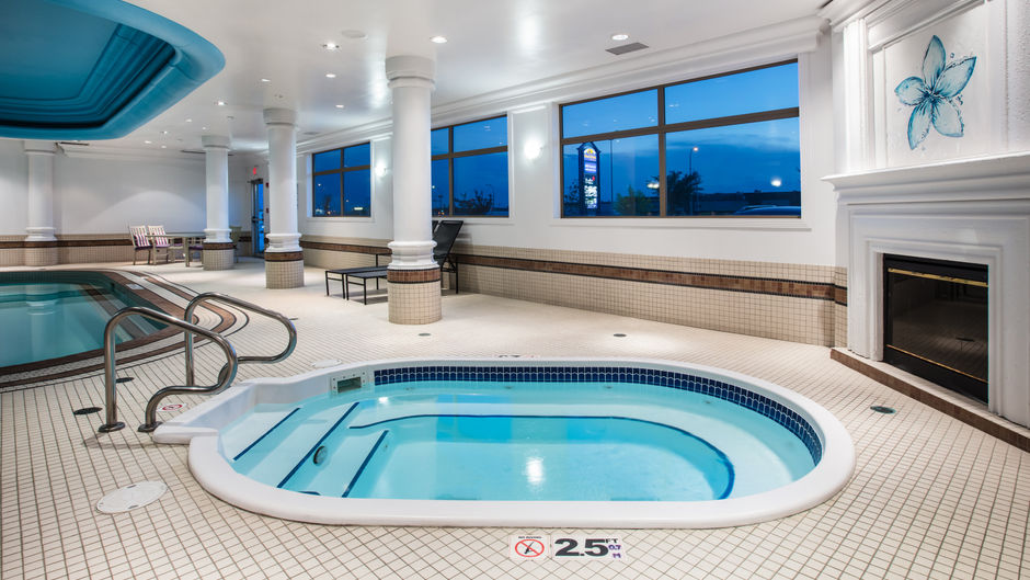 Holiday Inn Hotel & Suites Pool